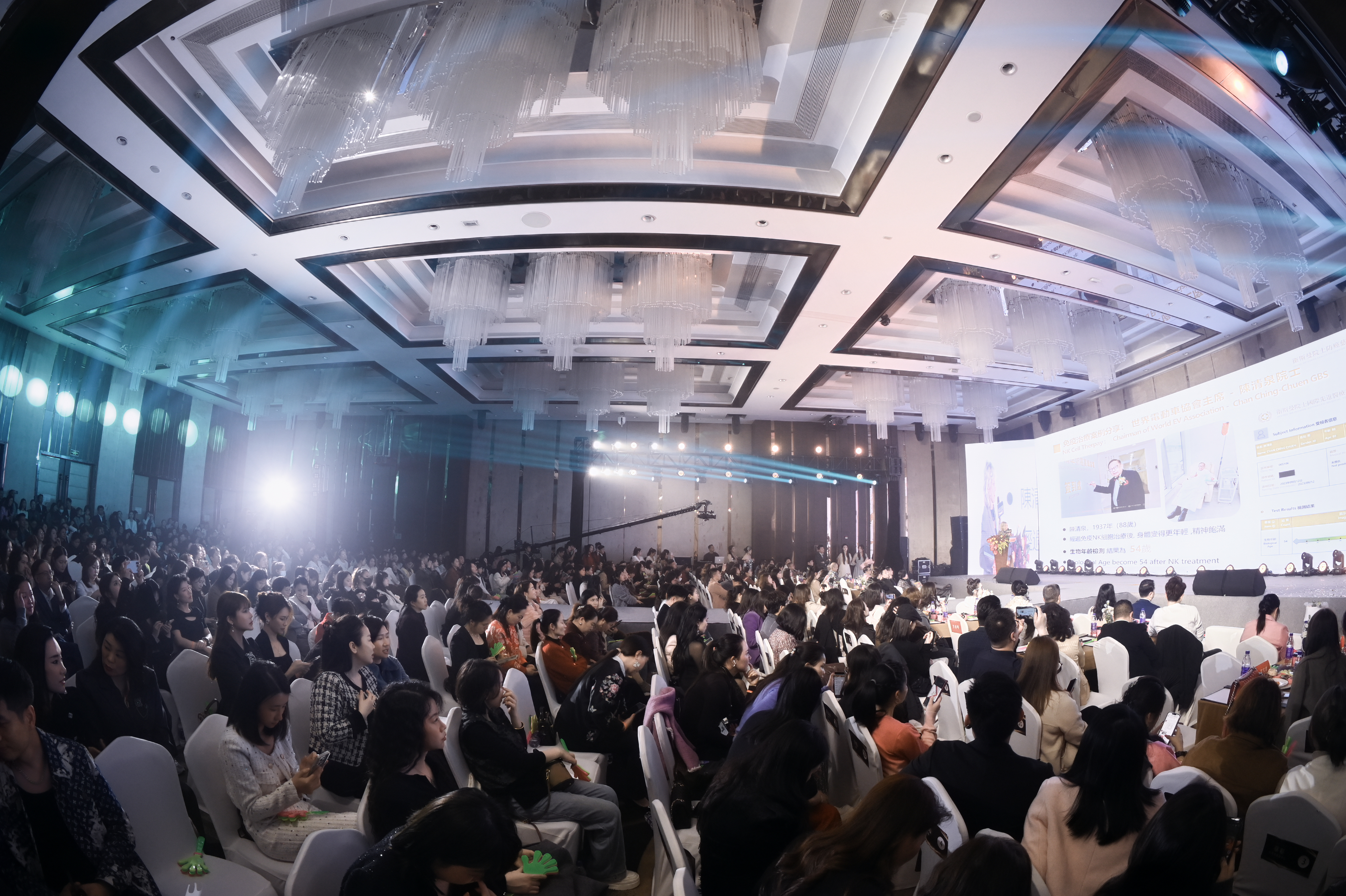 与会嘉宾认真聆听